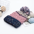 Gorro de punto grueso tricolor en azul marino y rosa con pompón grande para calor invernal - M (56-58cm) / Rosa
