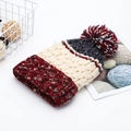 Gorro de punto grueso con un colorido diseño patchwork rojo, blanco, azul, gris y pompón - M (56-58cm) / Beige