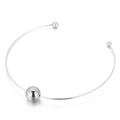 Poliertes silbernes Edelstahl-Halsband mit hohlem Metallball-Detail für Damen - Einzelperle Zentrum Stil (KN18316-Z)