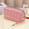 Rosa Tweed Kosmetiktasche mit Goldfaden-Weberei und rechteckigem Design in Zartrosa - Rosa