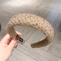 Detail eines handgefertigten Strass-Haarreifens aus beigem Tweed-Stoff mit Kristallperlen - Kaffeebraun