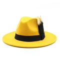 Détail du chapeau fedora en laine jaune avec ruban noir et plumes décoratives noir et or - M (56-58cm) / Jaune