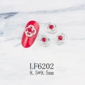 Dettaglio gioiello per unghie a fiore argento con cristallo rosso e dimensioni 8,5x9,5mm - Stile Fiore d'Argento Strass Rosso (6202)