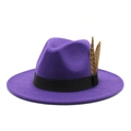 Détail d'un chapeau fedora en laine violette avec ruban noir et plumes brunes - M (56-58cm) / Violet