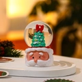 Detailansicht einer Schneekugel mit Weihnachtsmann-Sockel und festlichem Weihnachtsbaum - Weihnachtsbaum - Leuchtend