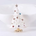 Detail einer weißen Glitzer-Weihnachtsbaum-Brosche mit bunten Strasssteinen und Goldstern - Weißer Glitzer-Stil mit bunten Steinen (Christmas Tree 20)