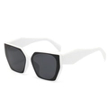 Gafas de sol geométricas blancas con cristales oscuros para un estilo retro chic - Montura Blanca Lente Gris Oscuro
