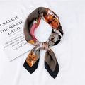 Carré de soie satinée avec imprimé feuille artistique en orange, rose et marron foncé - Chemin de Feuilles d'Automne Orange
