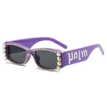 Gafas de sol rectangulares violetas con pedrería y texto palm gótico en el lateral - Montura Violeta Lentes Grises