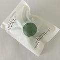 Grüner runder Konjac-Gesichtsschwamm in umweltfreundlicher Zip-Verpackung - Beutelverpackung / Grüner Tee