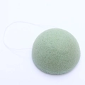 Hellgrüner halbkugelförmiger Konjac-Schwamm mit Kordel für sanfte Gesichtsreinigung - Nur Ring / Grüner Tee
