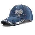 Berretto da baseball in denim da donna con cuore di strass e rivetti argentati su sfondo bianco - 54-60cm Regolabile / Stile Cuore / Blu scuro