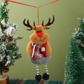 Dettaglio ravvicinato di una renna di peluche marrone con sciarpa rossa sull'albero di Natale - Stile Renna (F3-3鹿)