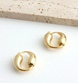 Vista detallada de pendientes de gota hueca bañados en oro de 18K sobre base de piedra - Oro de 18K / Dorado