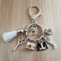 Porte-clés machine à coudre créatif avec ciseaux, règle et pompon pour fans de couture - Thème Blanc