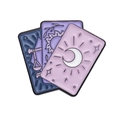 Spilla in smalto tarocchi viola con motivi dorati di luna e sole su sfondo bianco - Stile Carte dei Tarocchi (XZ9216)