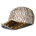 Berretto punk bianco con punte in metallo dorato e visiera dorata lucida - Regolabile (55-59cm) / Base Bianca Borchie Oro
