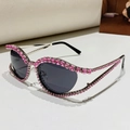 Occhiali da sole cat-eye con catena di strass rosa e lenti grigio scuro - Rosa/Grigio (Strass Rosa)