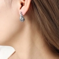 Orecchini a goccia in argento irregolare con texture fusa su modella - Color Acciaio