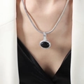 Collana a catena a serpente d'argento con ciondolo ovale in gemma nera su blazer - Ciondolo ovale nero / Collana Argento