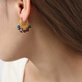 Goldene Retro-Ohrringe mit bunten Achatperlen an einem weiblichen Modell - Bunter Achat