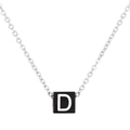 Collier en acier titane avec un pendentif carré noir orné de la lettre D blanche - Lettre D (KN238007-Z)