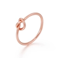 Anillo minimalista de acero inoxidable con diseño de nudo y acabado en oro rosa pulido - US 5 / Oro rosa