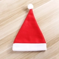 Klassieke rode kerstmuts van vilt met witte pluche rand op houten achtergrond - Hoogwaardige Geborstelde Kinderstijl (25x36cm) / Rood