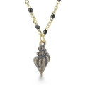 Collana con ciondolo a conchiglia dorata con perline nere e finitura metallica vintage - Nero