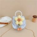 Detalle de bolso silla azul con flor amarilla, asa de perlas y correa de cadena dorada - Azul