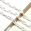 Dettaglio catena in acrilico bianco con maglie a tartaruga su libro e carta oro - N. 14 (Bianco Solido)