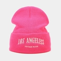 Detail der leuchtend rosa Strickmütze mit weißer Los Angeles Vintage-Stickerei - Hellrosarot