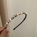 Dettaglio di un cerchietto elegante con perle e strass alternati su base sottile - Perla con Strass - Nero