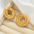 Pendientes de aro trenzados dorados sobre terciopelo beige y fondo de seda - Estilo Croissant en Espiral (MS-205 Dorado) / Dorado