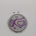 Mini specchio rotondo pieghevole portatile con cuori di strass viola su cover argento - Doppio Cuore Strass / Violetto