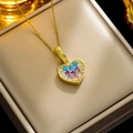 Nahaufnahme des goldenen Herzanhängers mit bunten Zirkonsteinen auf einer Schmuckdose - Goldherz-Stil (328)