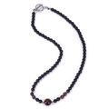 Detail van obsidiaan kralenketting met tijgeroog accenten en zilveren T-sluiting - Rode Tijgeroog Ketting
