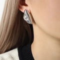 Orecchini a goccia d'argento con occhio e zircone indossati da una modella - Color Acciaio