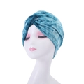 Dettaglio del motivo tie-dye blu e verde sul berretto turbante in maglia elastica - Tie-Dye Blu e Verde