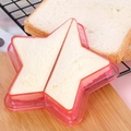 Cortador de sándwiches rojo con forma de estrella y sellador en una tabla de madera - Estrella-Rojo