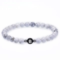 6mm Naturweiß-Türkis-Armband mit schwarzem Buchstaben B Anhänger und silbernen Perlen - Buchstabe B Armband