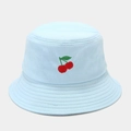 Détail de la broderie cerise sur un chapeau bob en toile de coton bleu clair - M (56-58cm) / Cerise Bleu Clair