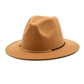 Détail du chapeau fedora en laine camel avec ruban noir et boucle en métal doré - M (56-58cm) / Chameau