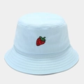 Détail d'une broderie fraise sur un chapeau bob en coton bleu clair avec coutures - M (56-58cm) / Bleu Clair Fraise