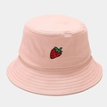 Gros plan de la broderie fraise sur le chapeau bob rose avec coutures détaillées - M (56-58cm) / Fraise Rose
