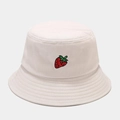 Gros plan sur la broderie fraise d'un bob minimaliste en toile de coton beige - M (56-58cm) / Fraise Beige