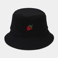 Gros plan sur la broderie fraise d'un bob en coton noir montrant les détails de couture - M (56-58cm) / Noir Fraise