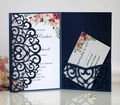 Dettaglio dell'invito di nozze blu navy intagliato al laser con biglietto e RSVP - Blu scuro