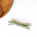 Fermaglio per capelli minimalista verde chiaro con fiocco in resina su sfondo bianco - Verde Menta