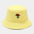 Dettaglio del ricamo rosa rossa su un cappello a secchiello in tela di cotone giallo brillante - M (56-58cm) / Giallo con Ricamo a Rosa